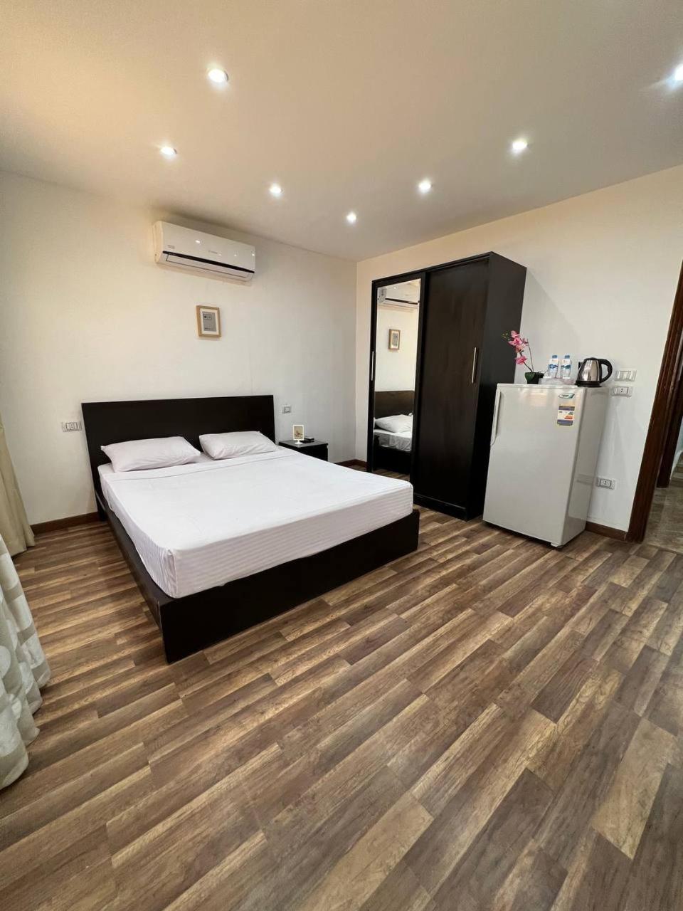 Lilly Rooms And Studio Hurghada Bagian luar foto