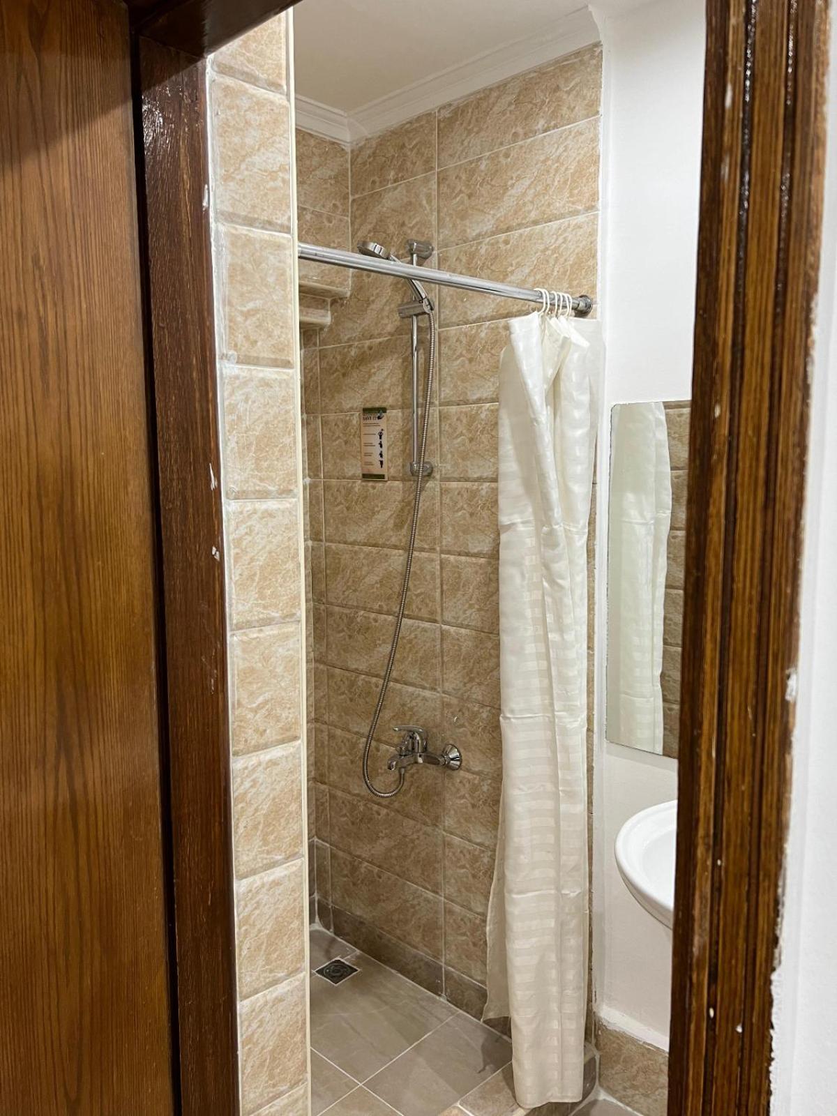Lilly Rooms And Studio Hurghada Bagian luar foto
